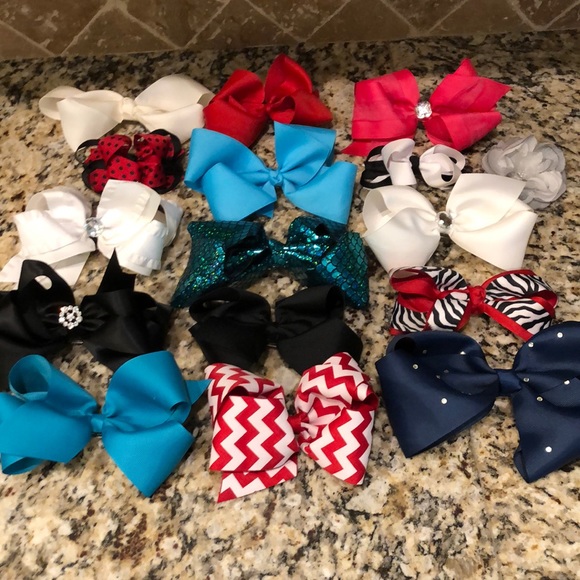 18 hair bows - Picture 1 of 7